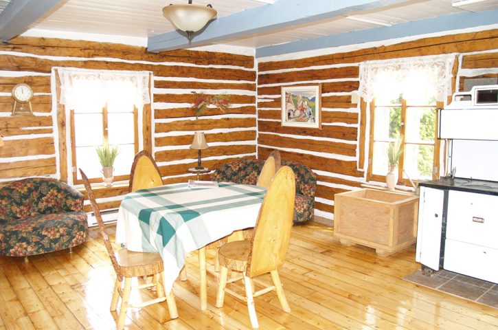 Salle à manger d'une maison ancestrale - Hébergement au Fjord du Saguenay - Ferme 5 Étoiles