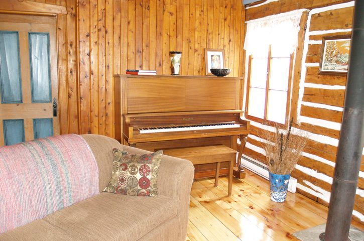 Piano de la Maison Ancestrale - Hébergement au Fjord du Saguenay - Ferme 5 Étoiles
