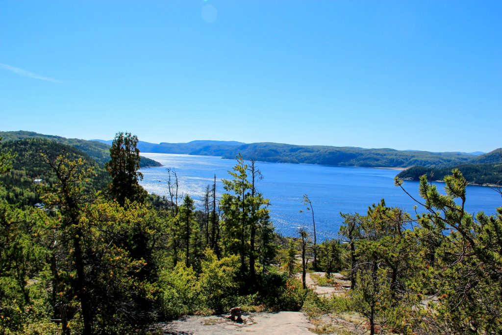 Sentier pédestre avec vue sur le Fjord-du-Saguenay